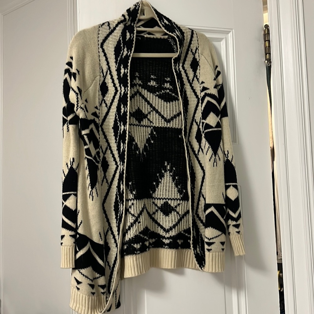 Long knit cardigan with black and cream designs